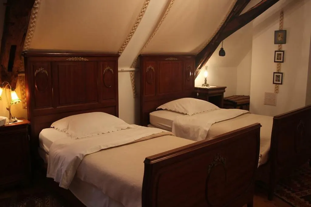 Chateau-Gaillard Corbelin 3*,  Francia